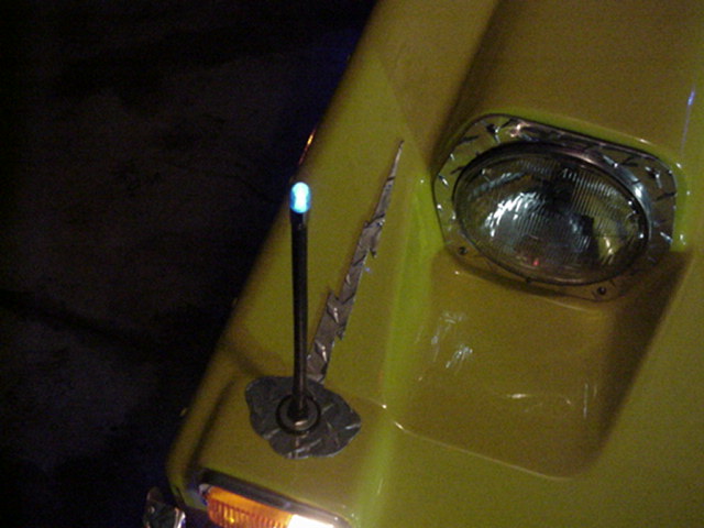 Added a lit antenna to match the car's theme